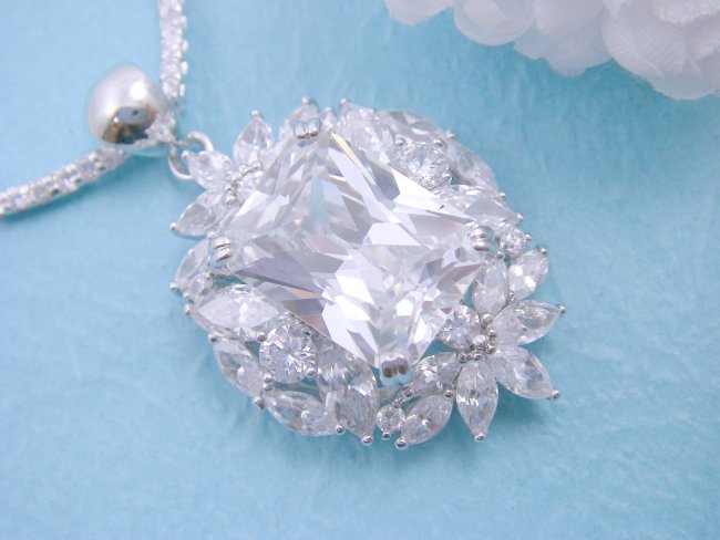 �L���[�r�b�N�W���R�j�A�̃S�[�W���X�ȃl�b�N���X