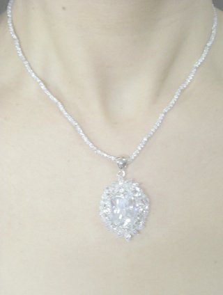 �L���[�r�b�N�W���R�j�A�̃S�[�W���X�ȃl�b�N���X