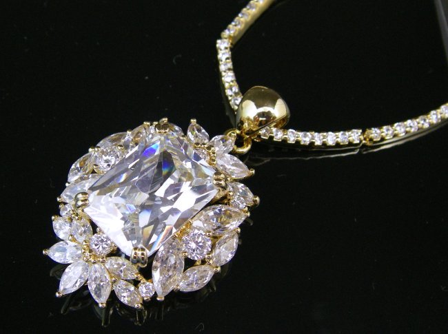 �p�[�e�B�p�E�l�b�N���X