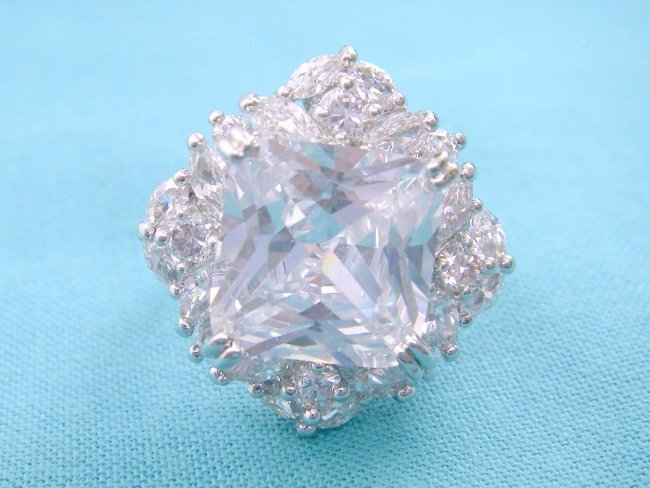 CZ�@�����O�@�S�[�W���X�ȃ����O�@�L���[�r�b�N�W���R�j�A