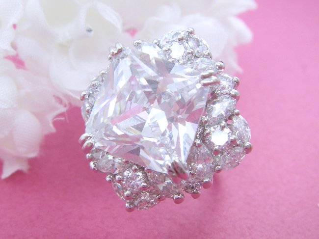 �S�[�W���X�ȃ����O�@�L���[�r�b�N�W���R�j�A