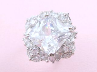 �S�[�W���X�ȃ����O�@�L���[�r�b�N�W���R�j�A