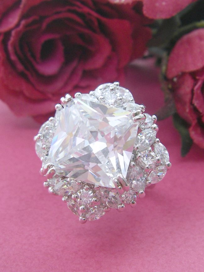 �S�[�W���X�ȃ����O�@�L���[�r�b�N�W���R�j�A