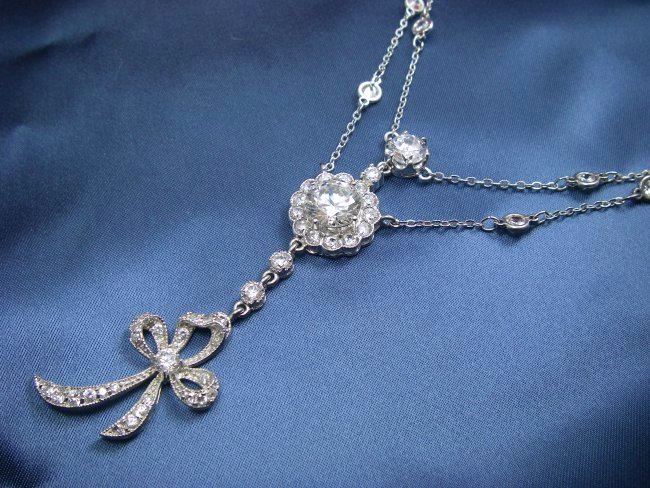 �L���[�r�b�N�W���R�j�A�̃l�b�N���X