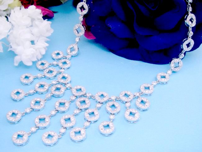 �T�[�N���@�L���[�r�b�N�W���R�j�A�̃l�b�N���X