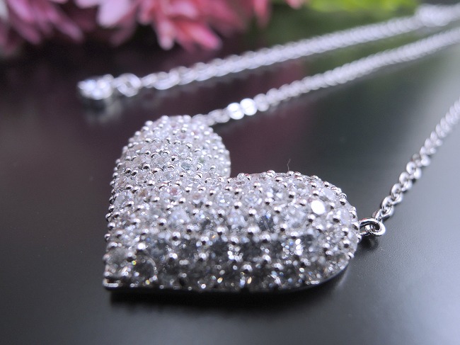 �n�[�g�E�p���F�@�y���_���g�E�l�b�N���X�@�L���[�r�b�N�W���R�j�A�E�A�N�Z�T���[