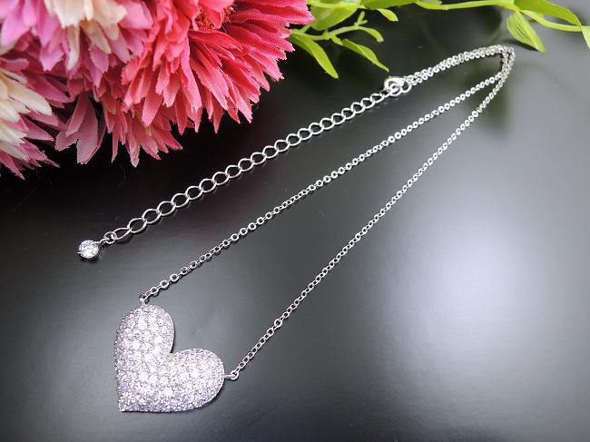 �n�[�g�E�p���F�@�y���_���g�E�l�b�N���X�@�L���[�r�b�N�W���R�j�A�E�A�N�Z�T���[