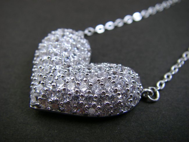 �n�[�g�E�p���F�@�y���_���g�E�l�b�N���X�@�L���[�r�b�N�W���R�j�A�E�A�N�Z�T���[