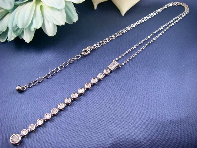 �����O�l�b�N���X�@�L���[�r�b�N�W���R�j�A�E�A�N�Z�T���[