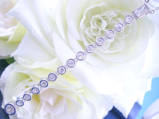 �����O�l�b�N���X�@�L���[�r�b�N�W���R�j�A�E�A�N�Z�T���[