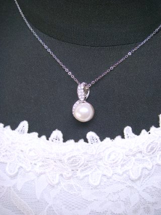 キュービックジルコニアとマジョルカパールのペンダント