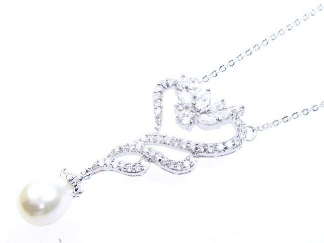 �}�W�����J�p�[���ƃL���[�r�b�N�W���R�j�A�̃y���_���g