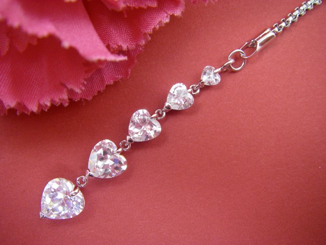 5�A�̃n�[�g�V�F�C�v�@�L���[�r�b�N�W���R�j�A�̌g�уX�g���b�v