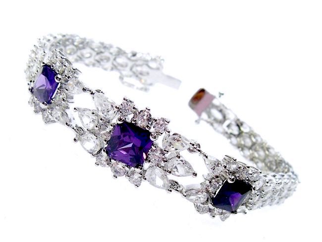 �S�[�W���X�ȃu���X���b�g�@�L���[�r�b�N�W���R�j�A�E�A�N�Z�T���[