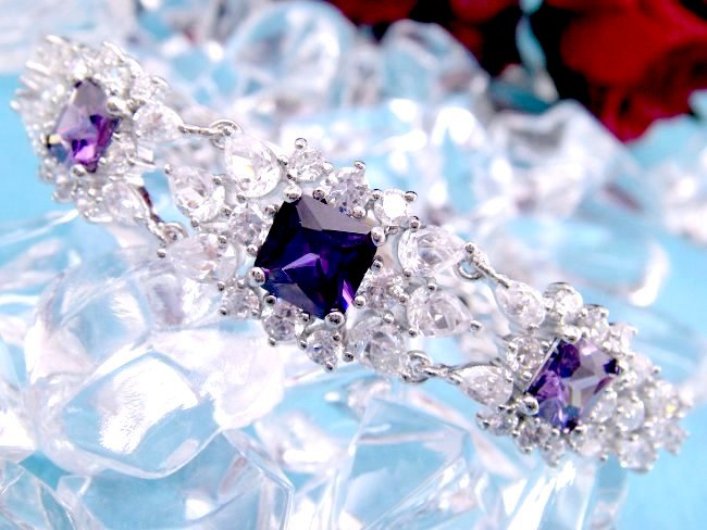 �S�[�W���X�ȃu���X���b�g�@�L���[�r�b�N�W���R�j�A�E�A�N�Z�T���[