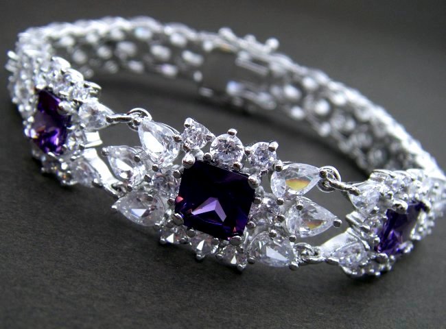 �S�[�W���X�ȃu���X���b�g�@�L���[�r�b�N�W���R�j�A�E�A�N�Z�T���[