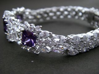 �S�[�W���X�ȃu���X���b�g�@�L���[�r�b�N�W���R�j�A�E�A�N�Z�T���[