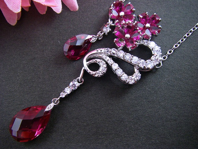 cz�A�N�Z�T���[�@���r�[�̃y���_���g�E�l�b�N���X