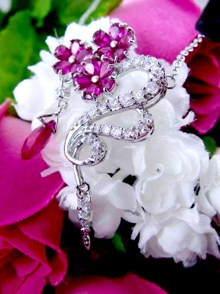 cz�A�N�Z�T���[�@���r�[�̃y���_���g�E�l�b�N���X