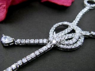 �L���[�r�b�N�W���R�j�A�̃l�b�N���X�@�T�[�N��