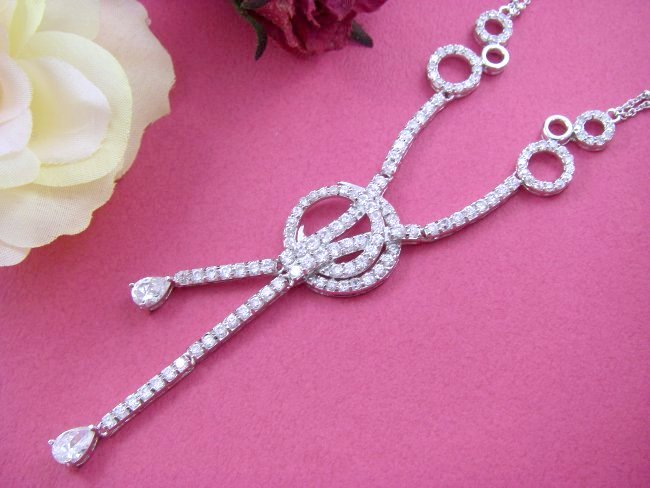 �L���[�r�b�N�W���R�j�A�̃l�b�N���X�@�T�[�N��