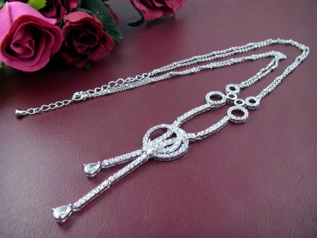 �L���[�r�b�N�W���R�j�A�̃l�b�N���X�@�T�[�N��