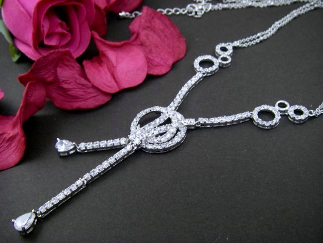 �L���[�r�b�N�W���R�j�A�̃l�b�N���X�@�T�[�N��