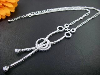 �L���[�r�b�N�W���R�j�A�̃l�b�N���X�@�T�[�N��