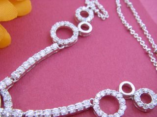 �L���[�r�b�N�W���R�j�A�̃l�b�N���X�@�T�[�N��