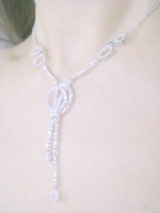 �L���[�r�b�N�W���R�j�A�̃l�b�N���X�@�T�[�N��