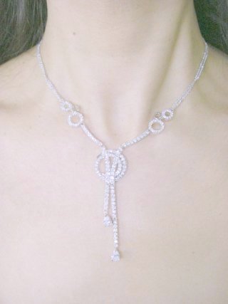 �L���[�r�b�N�W���R�j�A�̃l�b�N���X�@�T�[�N��