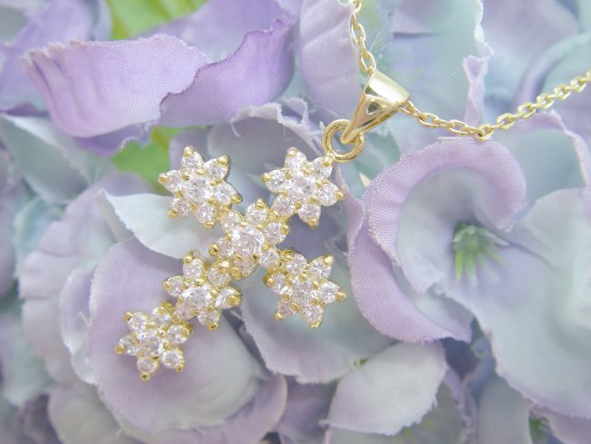 �L���[�r�b�N�W���R�j�A�̃N���X�i�\���ˁj�̃y���_���g