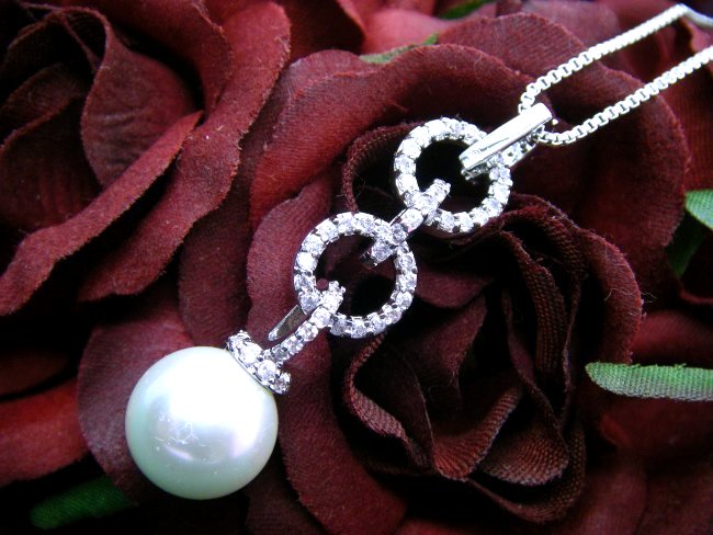 �p�[���ƃL���[�r�b�N�W���R�j�A�A�N�Z�T���[�E�y���_���g