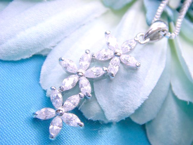 �L���[�r�b�N�W���R�j�A�̃y���_���g�@�t�����[���`�[�t