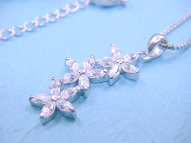 �L���[�r�b�N�W���R�j�A�̃y���_���g�@�t�����[���`�[�t