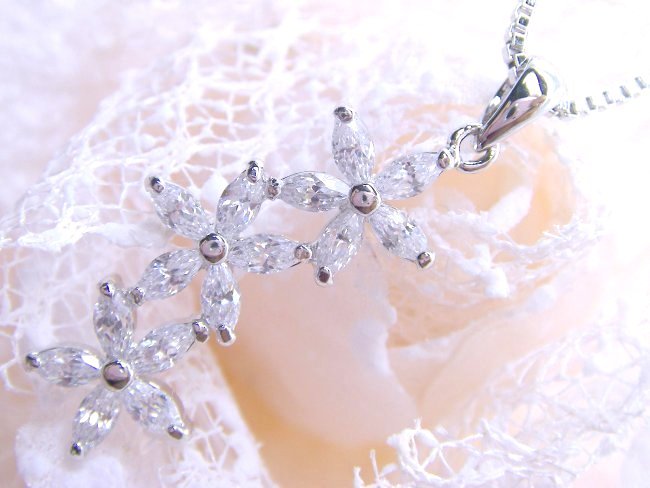 �L���[�r�b�N�W���R�j�A�̃y���_���g�@�t�����[���`�[�t