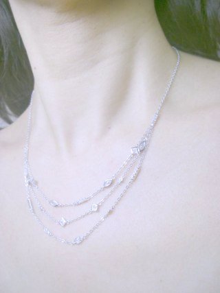 �L���[�r�b�N�W���R�j�A�̃l�b�N���X