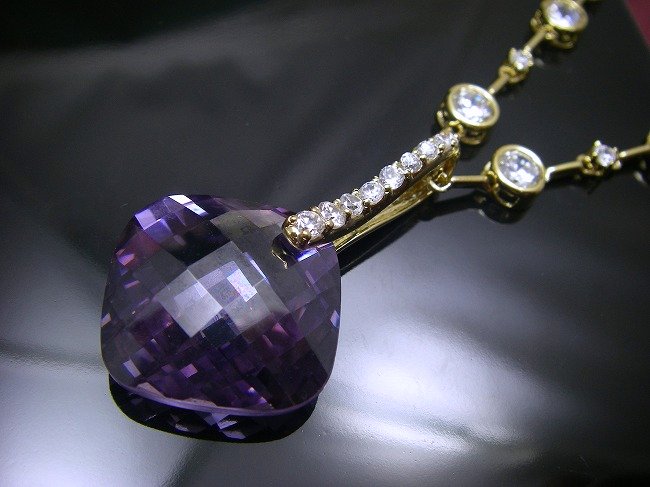 �L���[�r�b�N�W���R�j�A�̃y���_���g