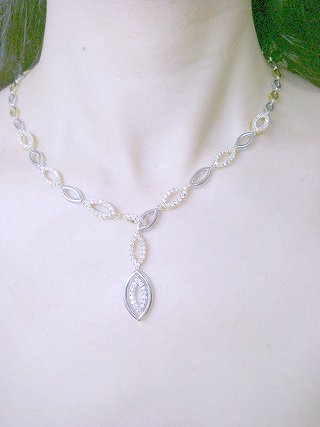 �L���[�r�b�N�W���R�j�A�̃l�b�N���X