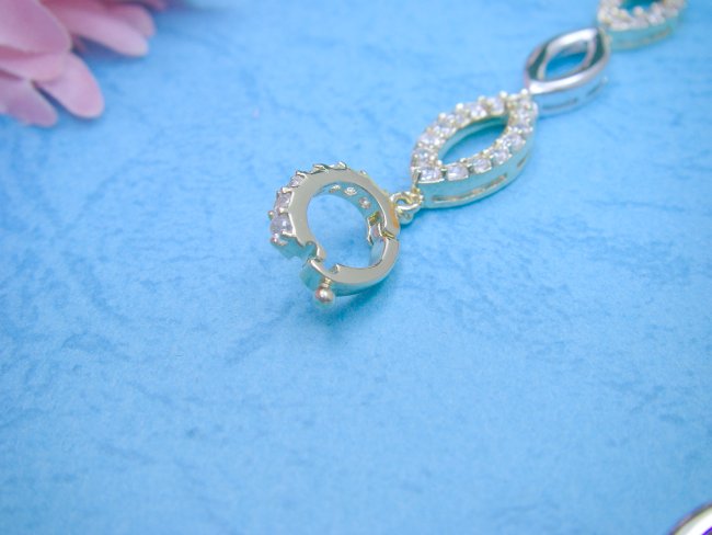 �L���[�r�b�N�W���R�j�A�̃l�b�N���X