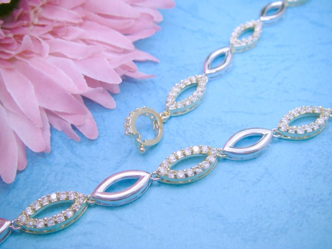 �L���[�r�b�N�W���R�j�A�̃l�b�N���X