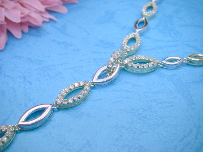 �L���[�r�b�N�W���R�j�A�̃l�b�N���X