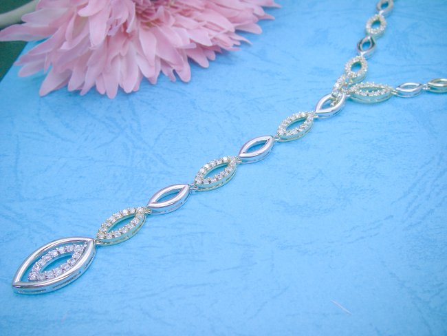 �L���[�r�b�N�W���R�j�A�̃l�b�N���X