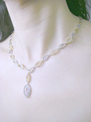 �L���[�r�b�N�W���R�j�A�̃l�b�N���X