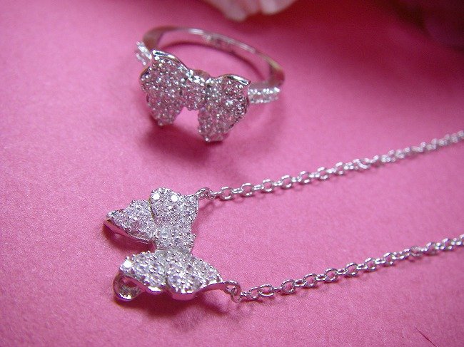 �L���[�r�b�N�W���R�j�A�̃y���_���g�@�����O�@���{�����`�[�t