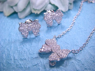 CZ�@�L���[�r�b�N�W���R�j�A�@�y���_���g�E�l�b�N���X�@�C�������O�@�s�A�X�@���{�����`�[�t