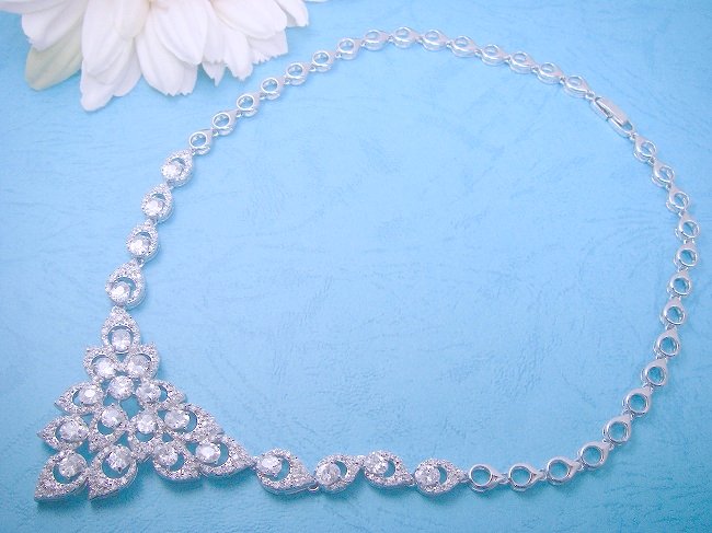 �L���[�r�b�N�W���R�j�A�̃l�b�N���X�@CZ�A�N�Z�T���[