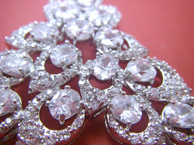 �L���[�r�b�N�W���R�j�A�̃l�b�N���X�@CZ�A�N�Z�T���[