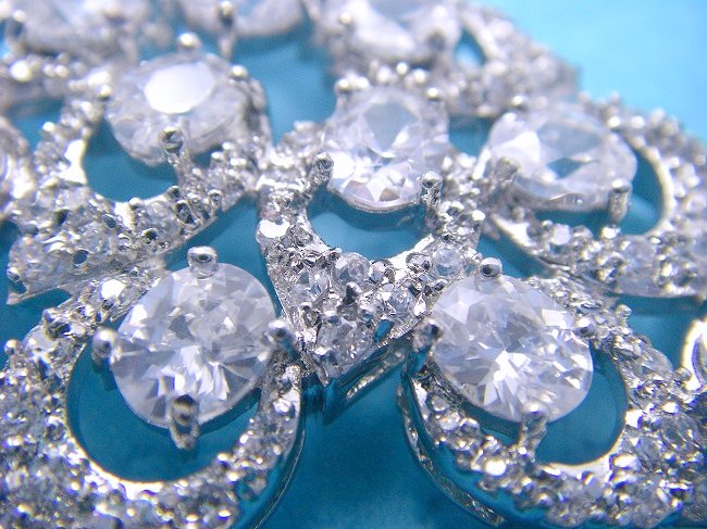 �L���[�r�b�N�W���R�j�A�̃l�b�N���X�@CZ�A�N�Z�T���[