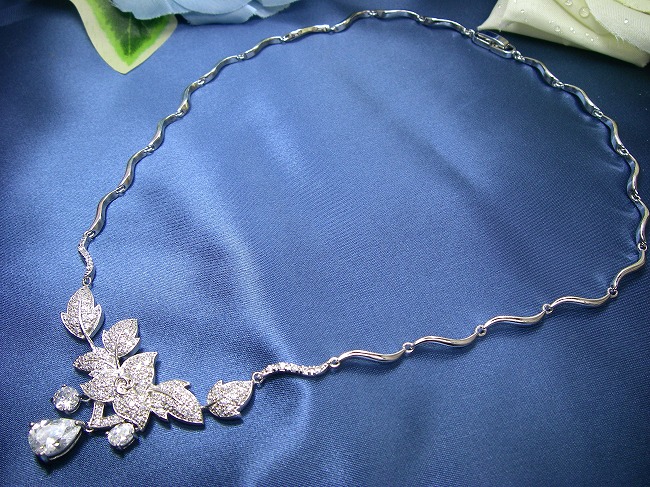 �L���[�r�b�N�W���R�j�A�̃l�b�N���X�@CZ�A�N�Z�T���[